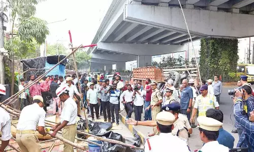 AP: शहर की पुलिस ने फुटपाथों पर अतिक्रमण हटाने के लिए अभियान शुरू किया AP: शहर की पुलिस ने फुटपाथों पर अतिक्रमण हटाने के लिए अभियान शुरू किया