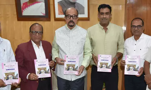 राज्यपाल डेका से अपना घर आश्रम रायपुर के अध्यक्ष ने की सौजन्य भेंट