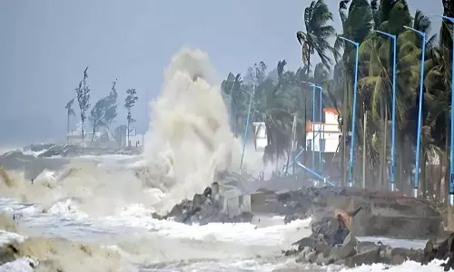 Chennai: चक्रवात फेंगल के टकराने के कारण राज्य में रेड अलर्ट जारी Chennai: चक्रवात फेंगल के टकराने के कारण राज्य में रेड अलर्ट जारी