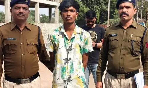 अंबेडकर चौक धमतरी में चाकू लहराया, गिरफ्तार