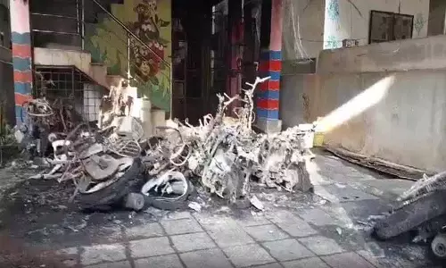 Hyderabad के रामंतपुर में आग लगने से नौ दोपहिया वाहन जलकर खाक Hyderabad के रामंतपुर में आग लगने से नौ दोपहिया वाहन जलकर खाक