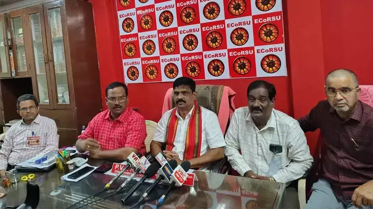 AIRF, RSU ने कर्मचारियों के लाभ के लिए लड़ाई जारी रखी AIRF, RSU ने कर्मचारियों के लाभ के लिए लड़ाई जारी रखी
