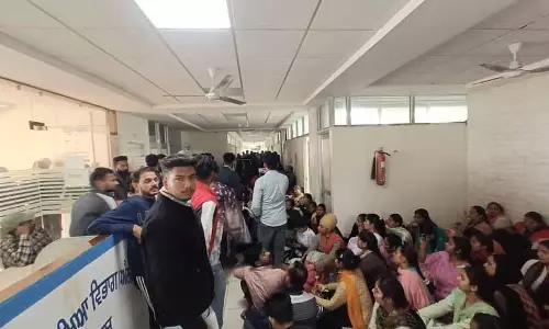 शिक्षकों ने DPI कार्यालय पर धावा बोला, निकास द्वार बंद कर दिए