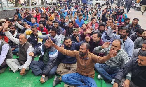 JMC SKC का विरोध प्रदर्शन आज दूसरे दिन, काम छोरो हड़ताल में प्रवेश कर गया JMC SKC का विरोध प्रदर्शन आज दूसरे दिन, काम छोरो हड़ताल में प्रवेश कर गया