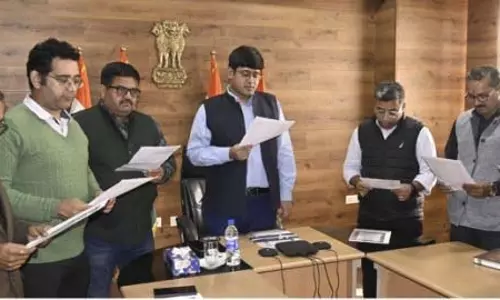 Jammu: सूचना निदेशक ने मीडिया कॉम्प्लेक्स में संविधान दिवस समारोह का नेतृत्व किया Jammu: सूचना निदेशक ने मीडिया कॉम्प्लेक्स में संविधान दिवस समारोह का नेतृत्व किया