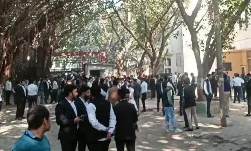 Ghaziabad के वकीलों का विरोध प्रदर्शन न्यायालय में जारी Ghaziabad के वकीलों का विरोध प्रदर्शन न्यायालय में जारी