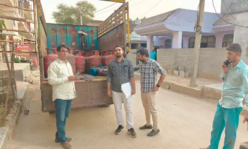 Jaipur: जिला कलेक्टर के निर्देश पर रसद विभाग की बड़ी कार्रवाई Jaipur: जिला कलेक्टर के निर्देश पर रसद विभाग की बड़ी कार्रवाई