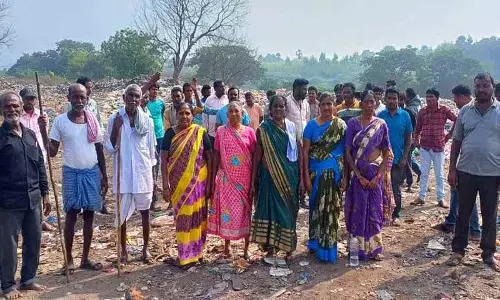 Kothagudem: कब्रिस्तान में कूड़ा डालने का निवासियों ने किया विरोध Kothagudem: कब्रिस्तान में कूड़ा डालने का निवासियों ने किया विरोध