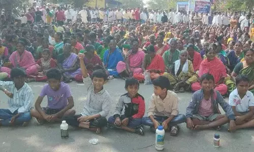 Nirmal में ग्रामीणों ने एनएच 61 पर यातायात रोका Nirmal में ग्रामीणों ने एनएच 61 पर यातायात रोका
