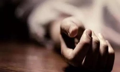Mumbai: फ्लैट में एयर इंडिया पायलट ने की आत्महत्या, प्रेमी गिरफ्तार Mumbai: फ्लैट में एयर इंडिया पायलट ने की आत्महत्या, प्रेमी गिरफ्तार