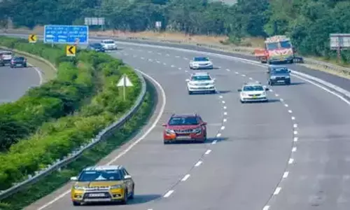 भारत का पहला high-speed मुंबई-पुणे एक्सप्रेसवे सबसे महंगा, toll tax में 18% की बढ़ोतरी भारत का पहला high-speed मुंबई-पुणे एक्सप्रेसवे सबसे महंगा, toll tax में 18% की बढ़ोतरी