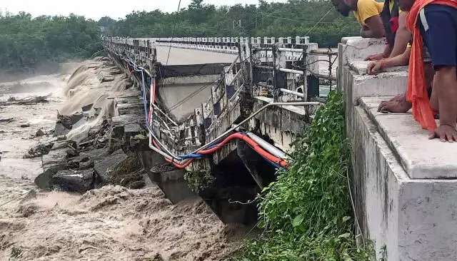 Central Railway , दरवाजे से टकराने वाले 6 यात्रियों को 50-50 हजार रुपये दिए