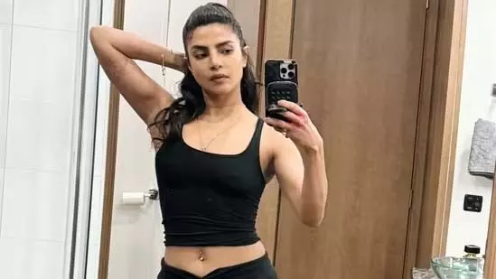 Priyanka Chopra ने नई मिरर सेल्फी इंटरनेट पर धूम मचा दी