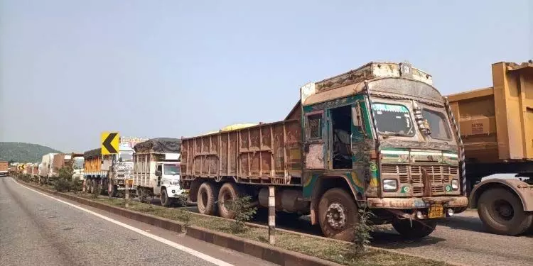 जुड़िया घाट के पास संकरी सड़क और अवैध पार्किंग के कारण अक्सर दुर्घटनाएं हो रही