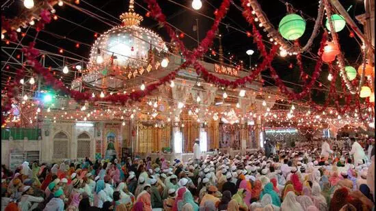 Ajmer Dargah के अंदर मंदिर होने के दावे पर कोर्ट ने नोटिस जारी किया