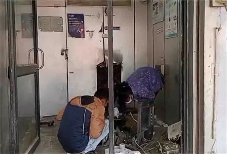 MP News: SBI का ATM उखाड़कर चोर हुए फरार