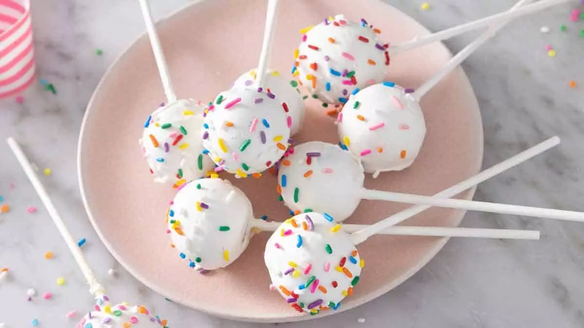 cake pops: घर पर आए मेहमानों का केक पॉप्स के साथ करें स्वागत