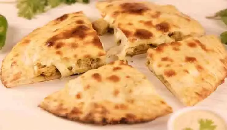 Paneer Paratha:   दिन के किसी भी भोजन में स्वाद का तड़का लगाता है