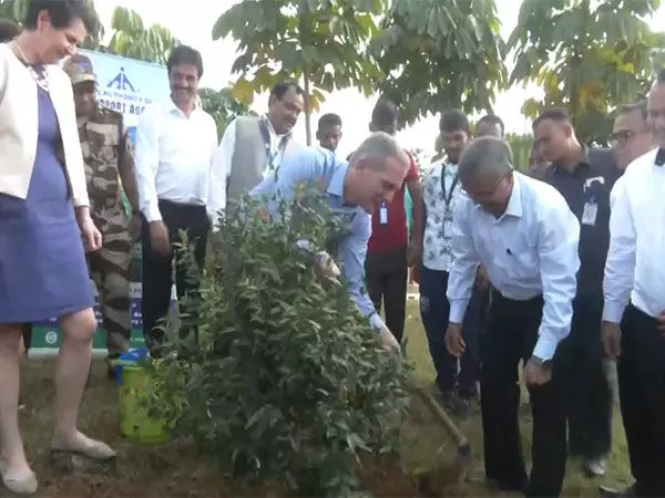 अमेरिकी राजदूत एरिक गार्सेटी ने Agartala Airport द्वारा आयोजित पौधारोपण अभियान में भाग लिया