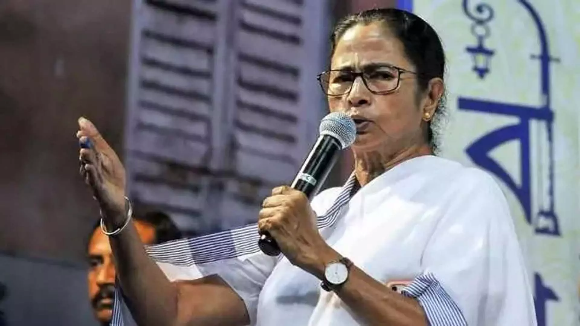 Mamata Banerjee ने बांग्लादेश में अल्पसंख्यकों पर हमलों पर प्रतिक्रिया दी