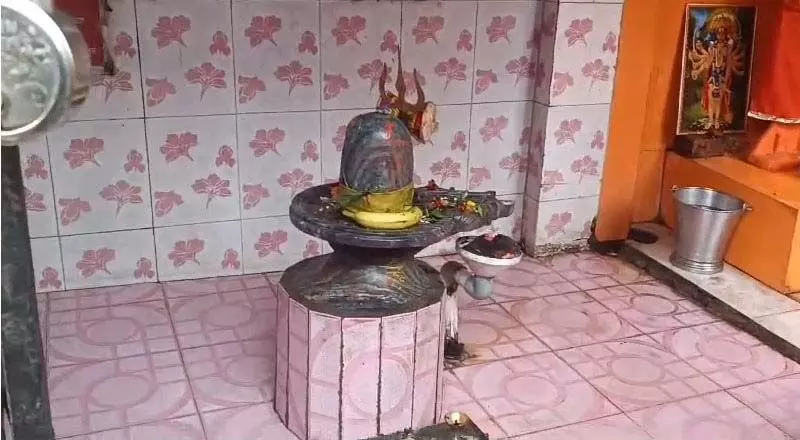 शिव मंदिर में लगा दी मुस्लिम धर्मगुरु की तस्वीर