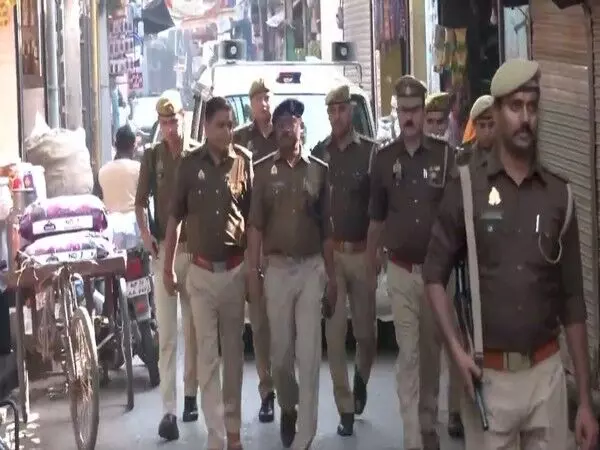 UP: सर्वे को लेकर संभल में हिंसा के बाद पुलिस ने शाही जामा मस्जिद के पास फ्लैग मार्च किया