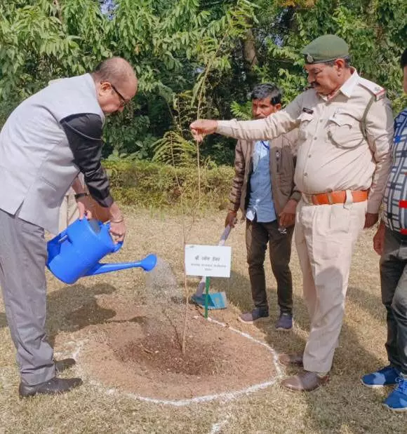 राज्यपाल ने कलेक्टोरेट परिसर में लगाया आंवले का पौधा