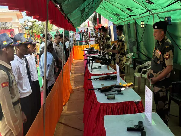 BSF ने त्रिपुरा विश्वविद्यालय में 60वें स्थापना दिवस के अवसर पर हथियारों का किया प्रदर्शन