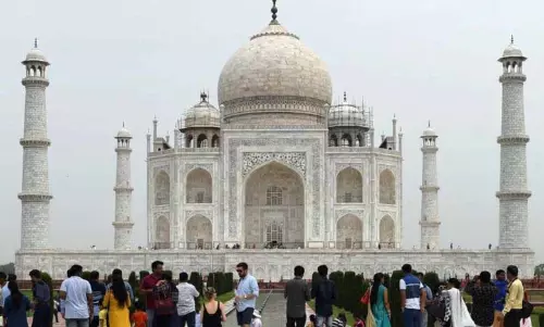 UP: विदेशी पर्यटकों ने ताजमहल में विदेशी यात्रियों के लिए अलग कतार की मांग की UP: विदेशी पर्यटकों ने ताजमहल में विदेशी यात्रियों के लिए अलग कतार की मांग की