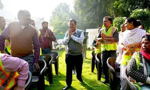 Kejriwal ने सफाई कर्मचारियों को चाय पर किया आमंत्रित