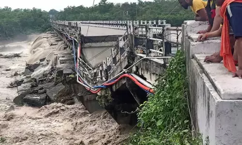 Central Railway , दरवाजे से टकराने वाले 6 यात्रियों को 50-50 हजार रुपये दिए