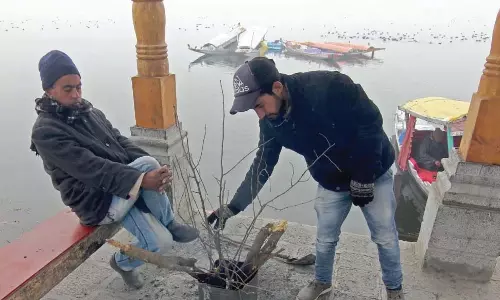J&K: कश्मीर में शीतलहर तेज़ हुई J&K: कश्मीर में शीतलहर तेज़ हुई