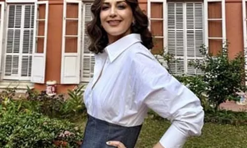 फिर से कॉलेज पहुंचीं सोनाली बेंद्रे, दिखाई झलक