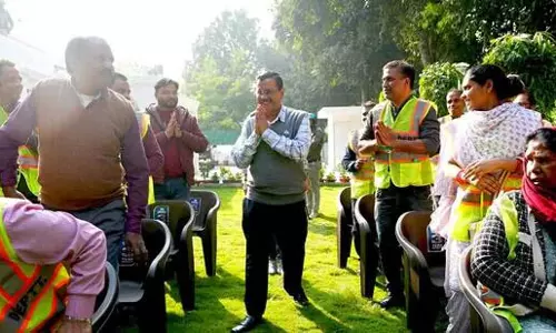 Kejriwal ने सफाई कर्मचारियों को चाय पर आमंत्रित किया