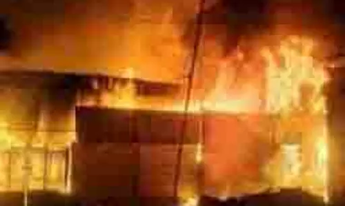 MP News: देर रात एक घर में लगी भीषण आग, लाखों रुपए का नुकसान MP News: देर रात एक घर में लगी भीषण आग, लाखों रुपए का नुकसान