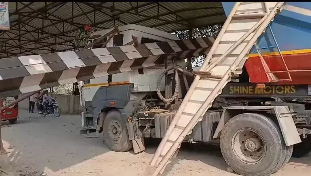 Katihar: रेलवे ब्रिज पर हाइवा की टक्कर से हाइट गेज गिरा Katihar: रेलवे ब्रिज पर हाइवा की टक्कर से हाइट गेज गिरा