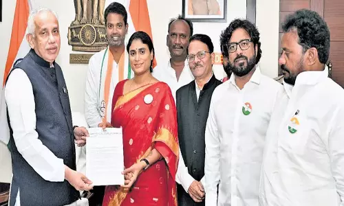 Andhra: एपीसीसी प्रमुख वाईएस शर्मिला रेड्डी ने अडानी सौदे की जांच की मांग की Andhra: एपीसीसी प्रमुख वाईएस शर्मिला रेड्डी ने अडानी सौदे की जांच की मांग की