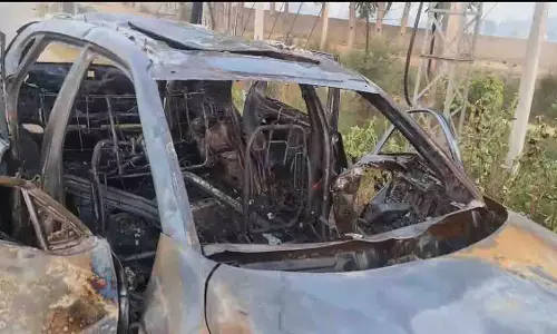 Haryana: कार में लगी आग, व्यक्ति जिंदा जला Haryana: कार में लगी आग, व्यक्ति जिंदा जला