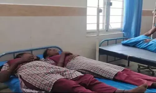 Telangana: तेलंगाना हाईकोर्ट ने फूड पॉइजनिंग मामले में अधिकारियों को फटकार लगाई Telangana: तेलंगाना हाईकोर्ट ने फूड पॉइजनिंग मामले में अधिकारियों को फटकार लगाई