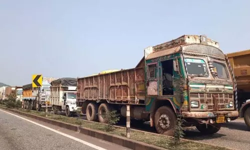 जुड़िया घाट के पास संकरी सड़क और अवैध पार्किंग के कारण अक्सर दुर्घटनाएं हो रही जुड़िया घाट के पास संकरी सड़क और अवैध पार्किंग के कारण अक्सर दुर्घटनाएं हो रही