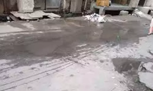 Lucknow: खदरा अलीनगर में सड़क पर बहता गंदा पानी, लोगों की जिंदगी बदतर Lucknow: खदरा अलीनगर में सड़क पर बहता गंदा पानी, लोगों की जिंदगी बदतर