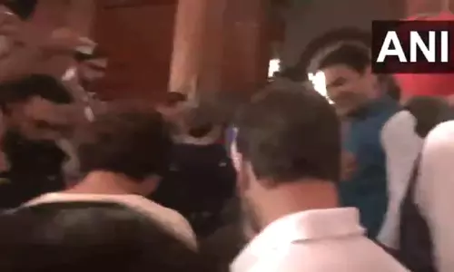 प्रियंका गांधी वाड्रा अपनी मां और राज्यसभा सांसद सोनिया गांधी के साथ संसद पहुंचीं