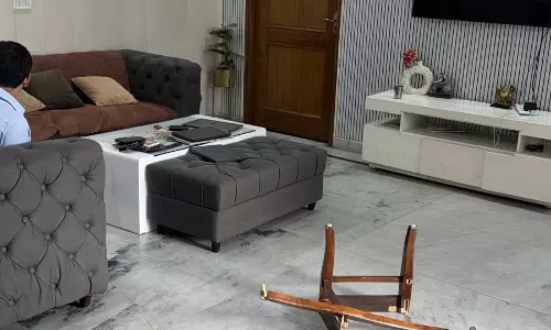 छापेमारी करने गई ED की टीम पर हमला, मचा हड़कंप छापेमारी करने गई ED की टीम पर हमला, मचा हड़कंप