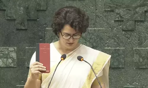 प्रियंका गांधी ने ली सांसद पद की शपथ, संसद में एक और गांधी