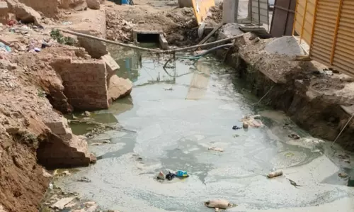 Faizabad: निर्माण कार्य के दौरान पाइप लाइन फटी Faizabad: निर्माण कार्य के दौरान पाइप लाइन फटी