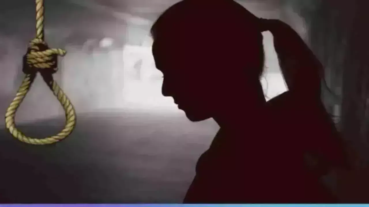 Jhansi: बीए की छात्रा ने फांसी लगाकर दी जान Jhansi: बीए की छात्रा ने फांसी लगाकर दी जान