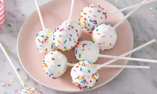 cake pops: घर पर आए मेहमानों का केक पॉप्स के साथ करें स्वागत cake pops: घर पर आए मेहमानों का केक पॉप्स के साथ करें स्वागत