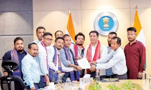 Assam : बोनसू प्रतिनिधिमंडल ने सीएम पेमा खांडू के साथ बोडो-अरुणाचल संबंधों पर चर्चा की Assam : बोनसू प्रतिनिधिमंडल ने सीएम पेमा खांडू के साथ बोडो-अरुणाचल संबंधों पर चर्चा की