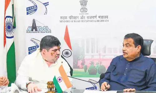 पोन्नम प्रभाकर ने नितिन गडकरी से हैदराबाद में IDTR को मंजूरी देने का अनुरोध किया