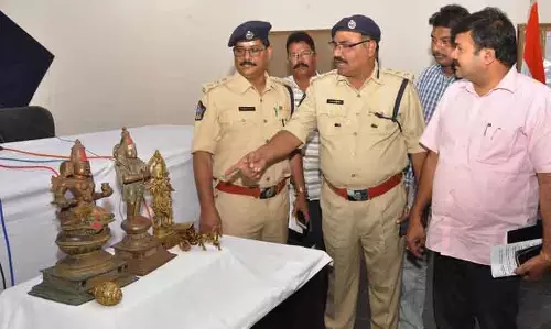 Telangana: करीमनगर जिले में पंचलोहा मूर्तियां चोरी हो गईं Telangana: करीमनगर जिले में पंचलोहा मूर्तियां चोरी हो गईं